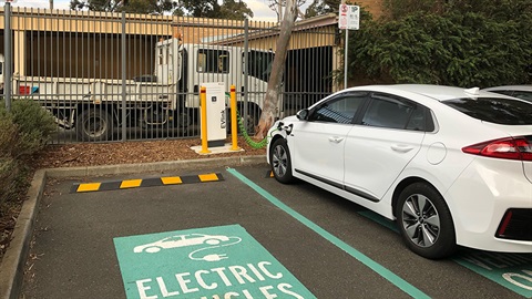 Electric vehicle charging station