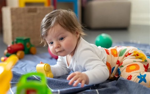 Baby-on-floor-tuummy-time.jpg